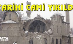 Tarihi cami depremde yıkıldı