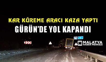 Kar küreme aracı kaza yaptı, yol bir süre trafiğe kapandı