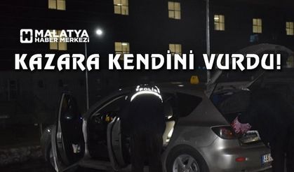 Seyir halindeki araçta silahla kazara kendini vurdu