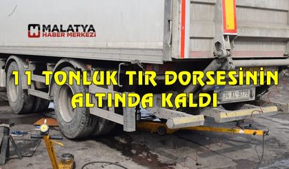 11 tonluk tır dorsesinin altında kaldı!