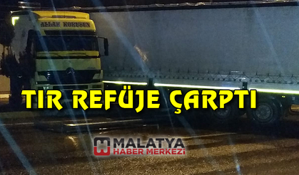 Tır refüje çarptı