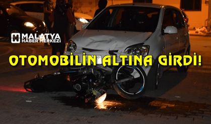 Sürücünün kontrolünden çıkan motosiklet, otomobilin altında kaldı