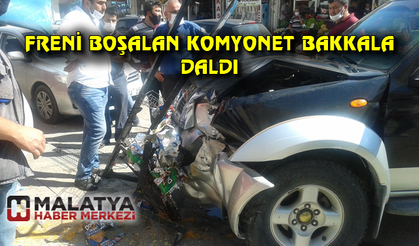 Malatya'da freni boşalan kamyonet bakkala daldı