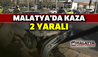 İki araç çarpıştı, biri tabelayı devirdi: 2 yaralı