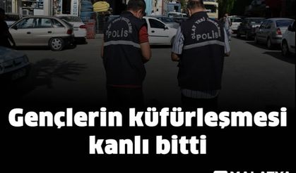 Gençlerin küfürleşmesi kanlı bitti