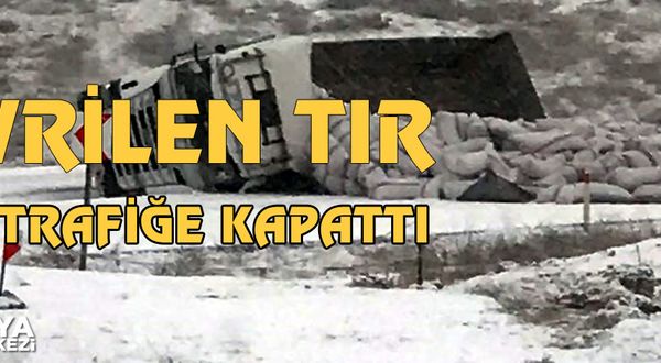 Karlı yolda devrilen tır, yolu trafiğe kapattı