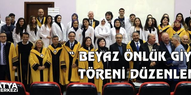 Kimya öğrencileri törenli beyaz önlük giydi