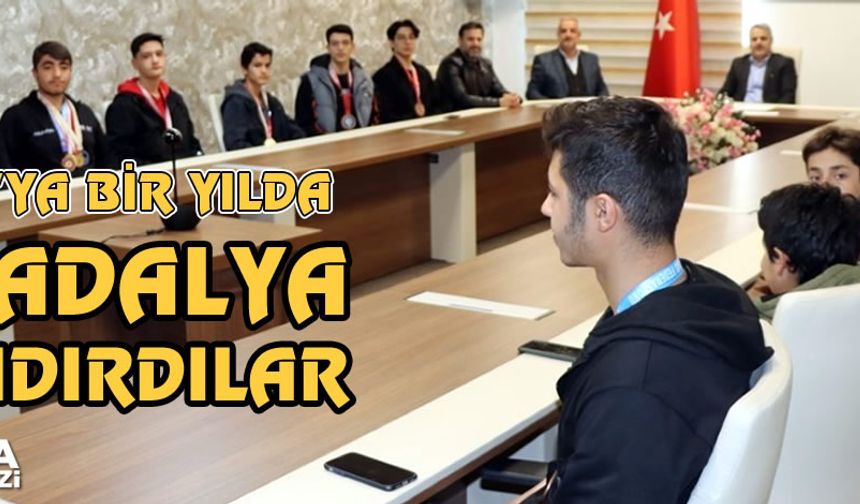 Şampiyonlardan Gençlik ve Spor İl Müdürü Ebu Bekir Kayhan'a ziyaret